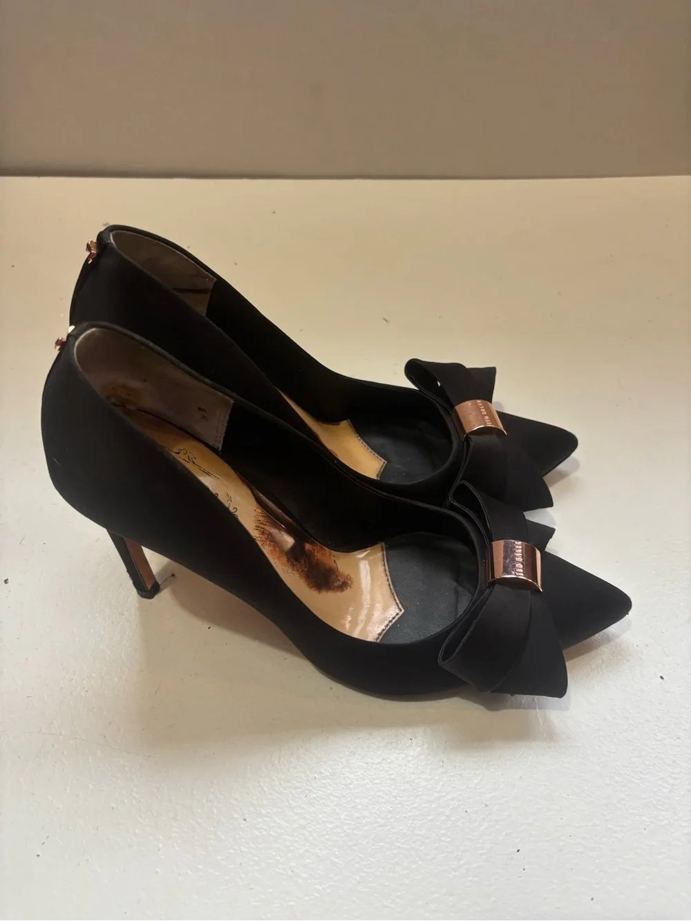 Ted Baker London Black Satin Bow Pumps Heels Rose Gold Pointed Toe 39.5